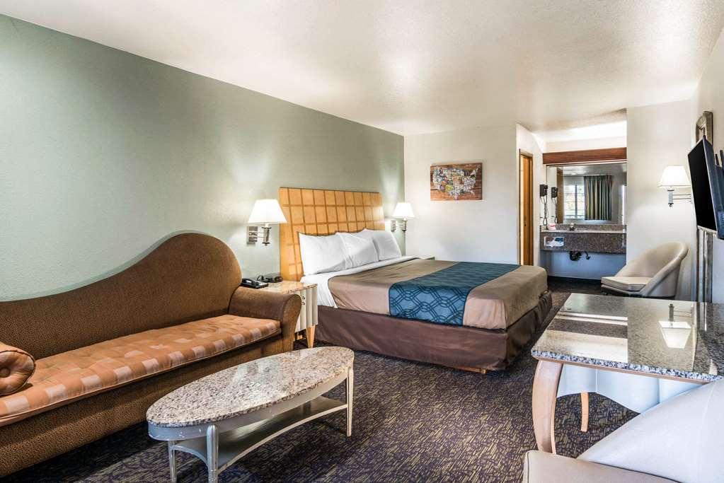 Econo Airport Lodge *