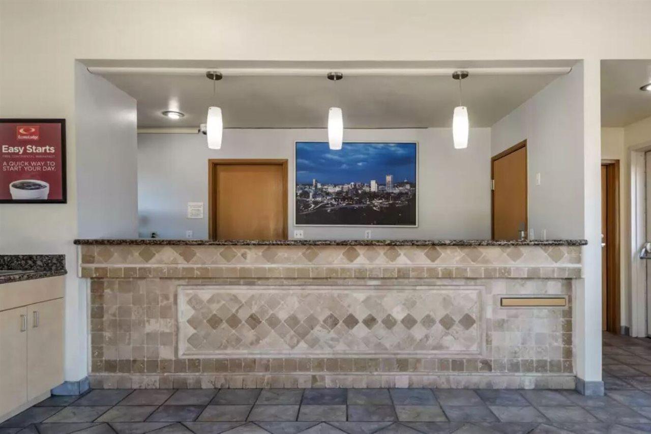 Econo Airport Lodge *