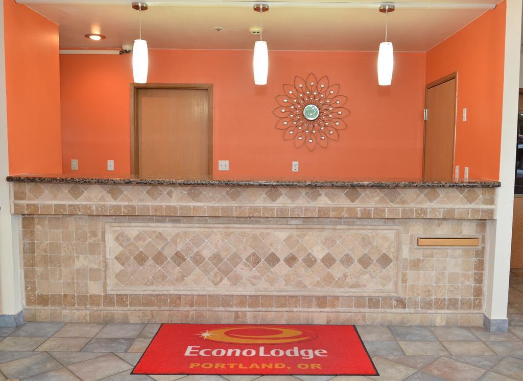Econo Airport Lodge *