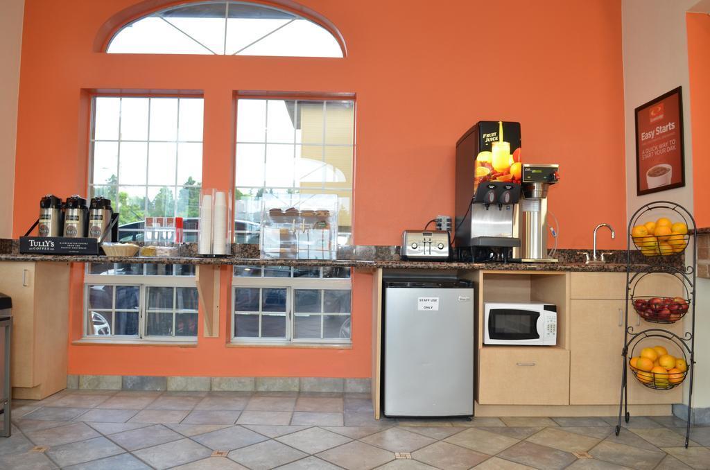 Econo Airport Lodge *