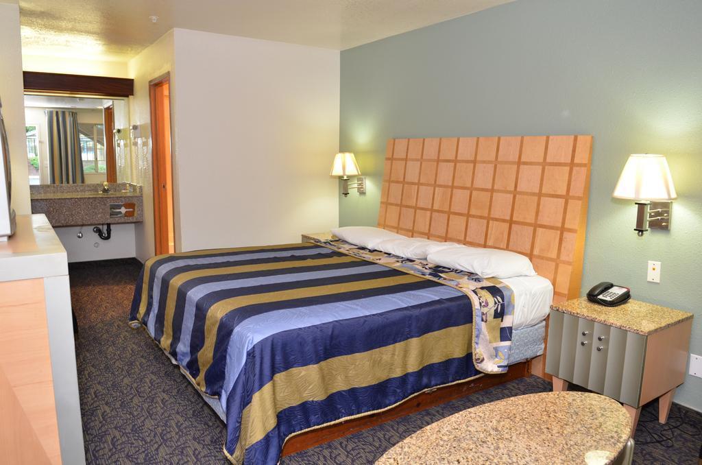 Econo Airport Lodge