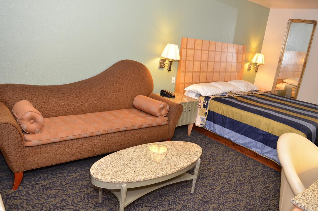 Econo Airport Lodge *