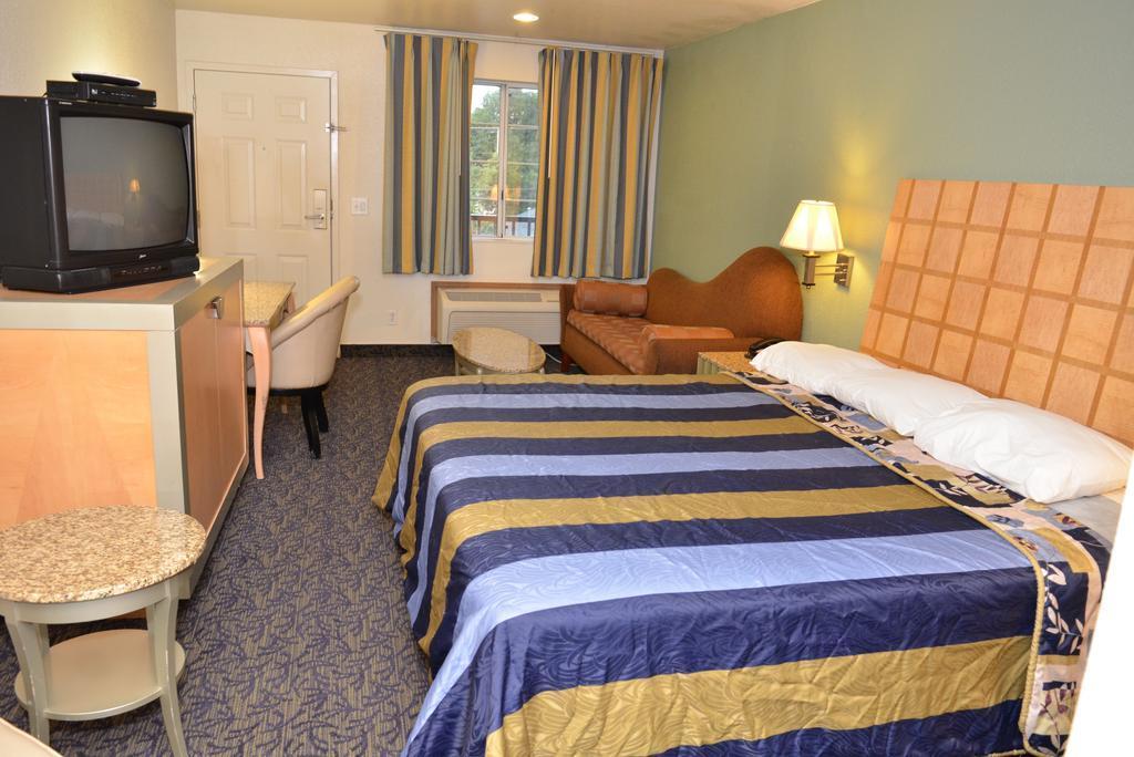 Econo Airport Lodge