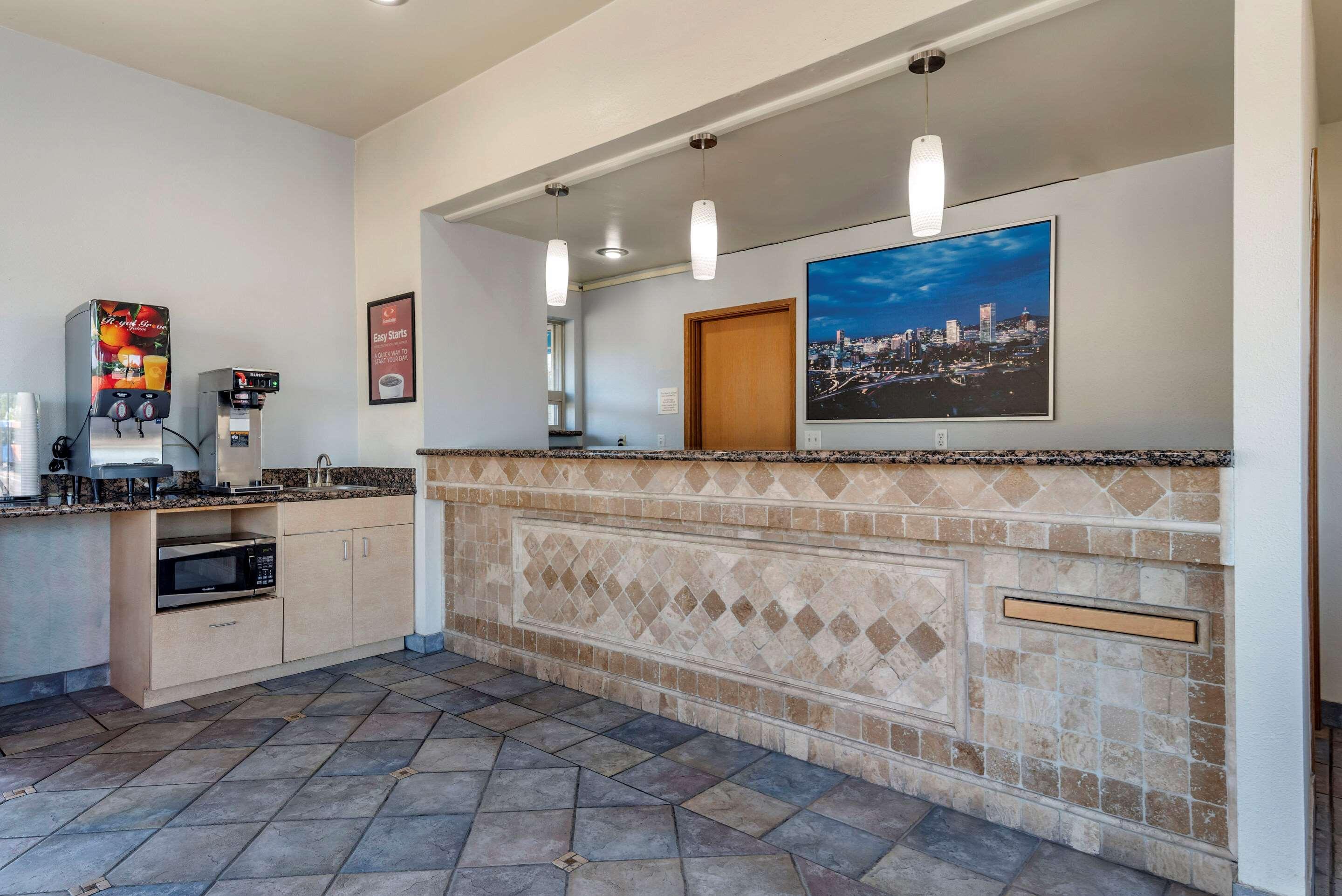 Econo Airport Lodge