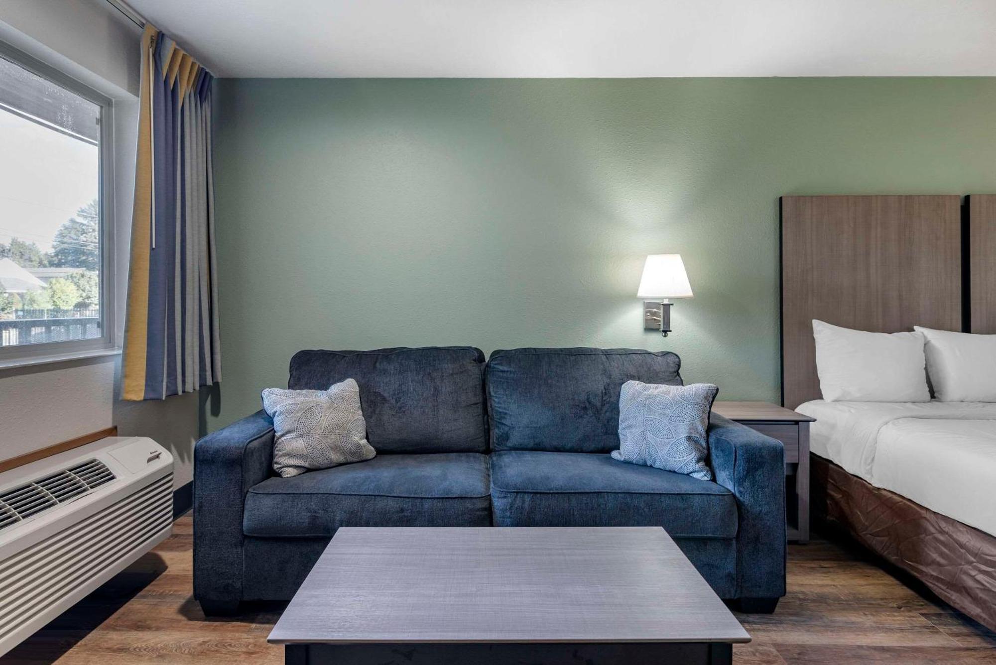 Econo Airport Lodge