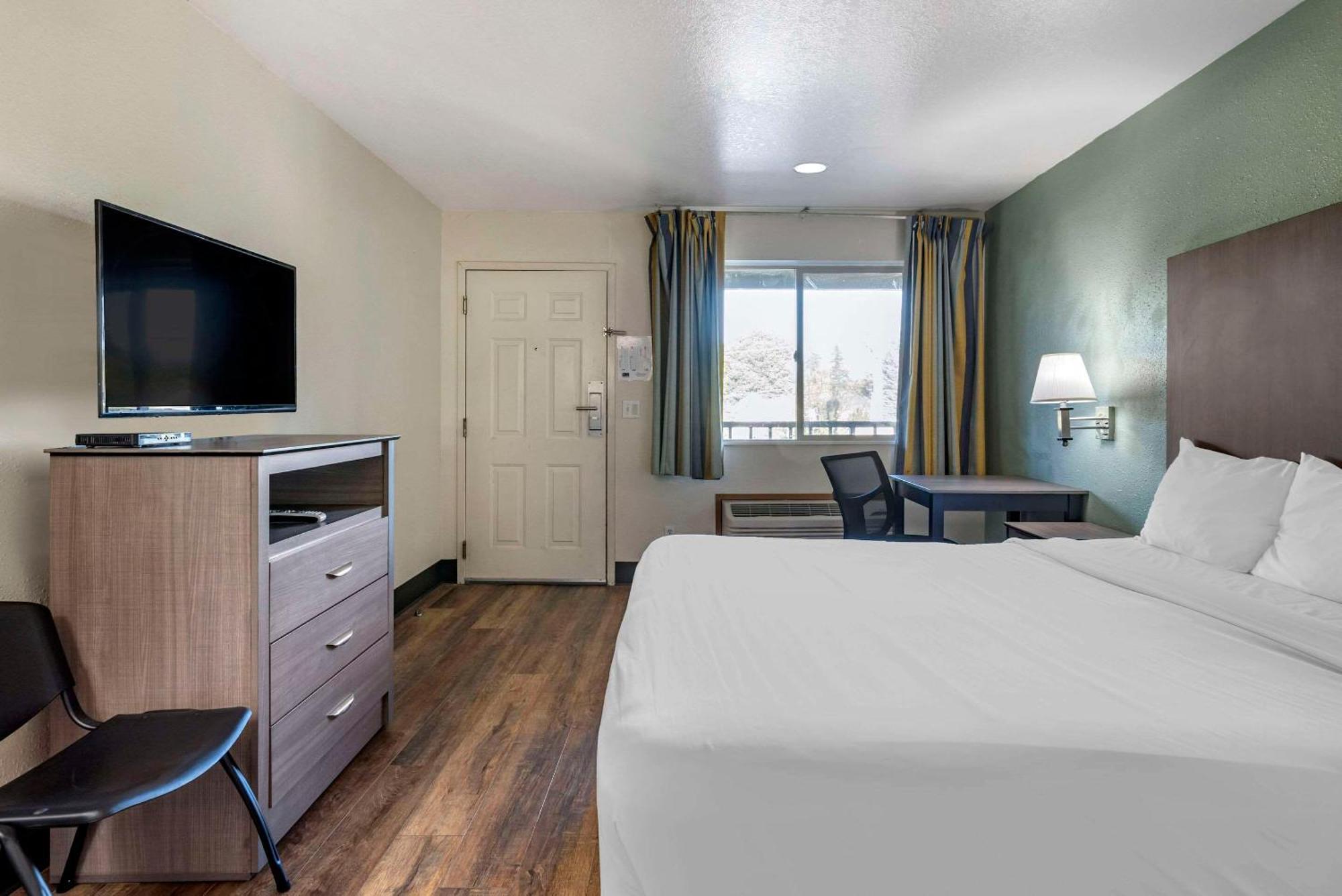Econo Airport Lodge *