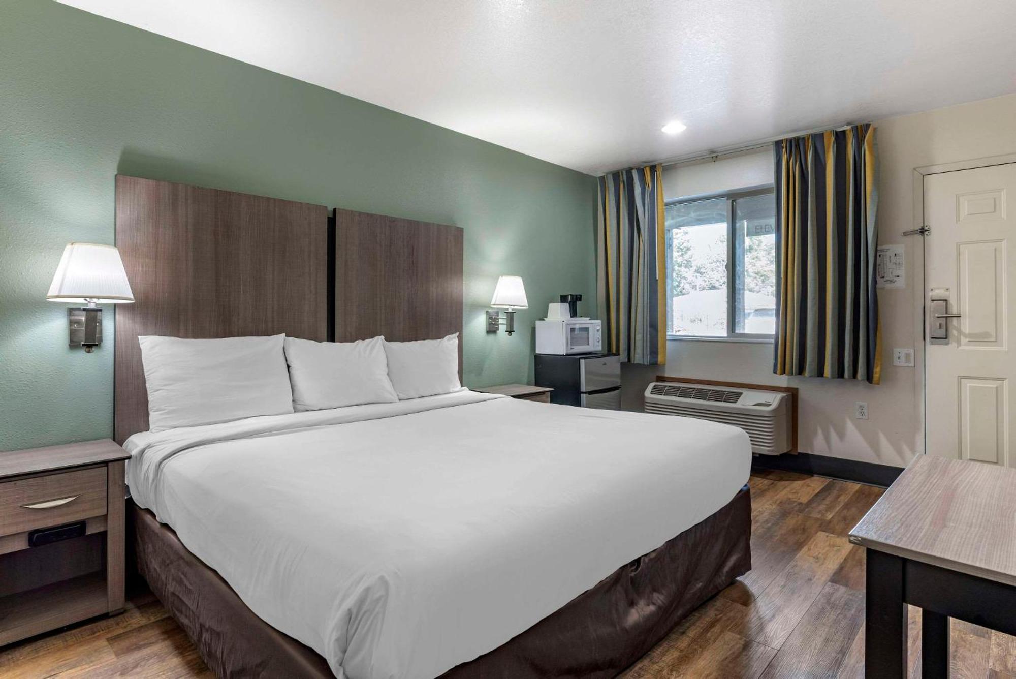 Econo Airport Lodge